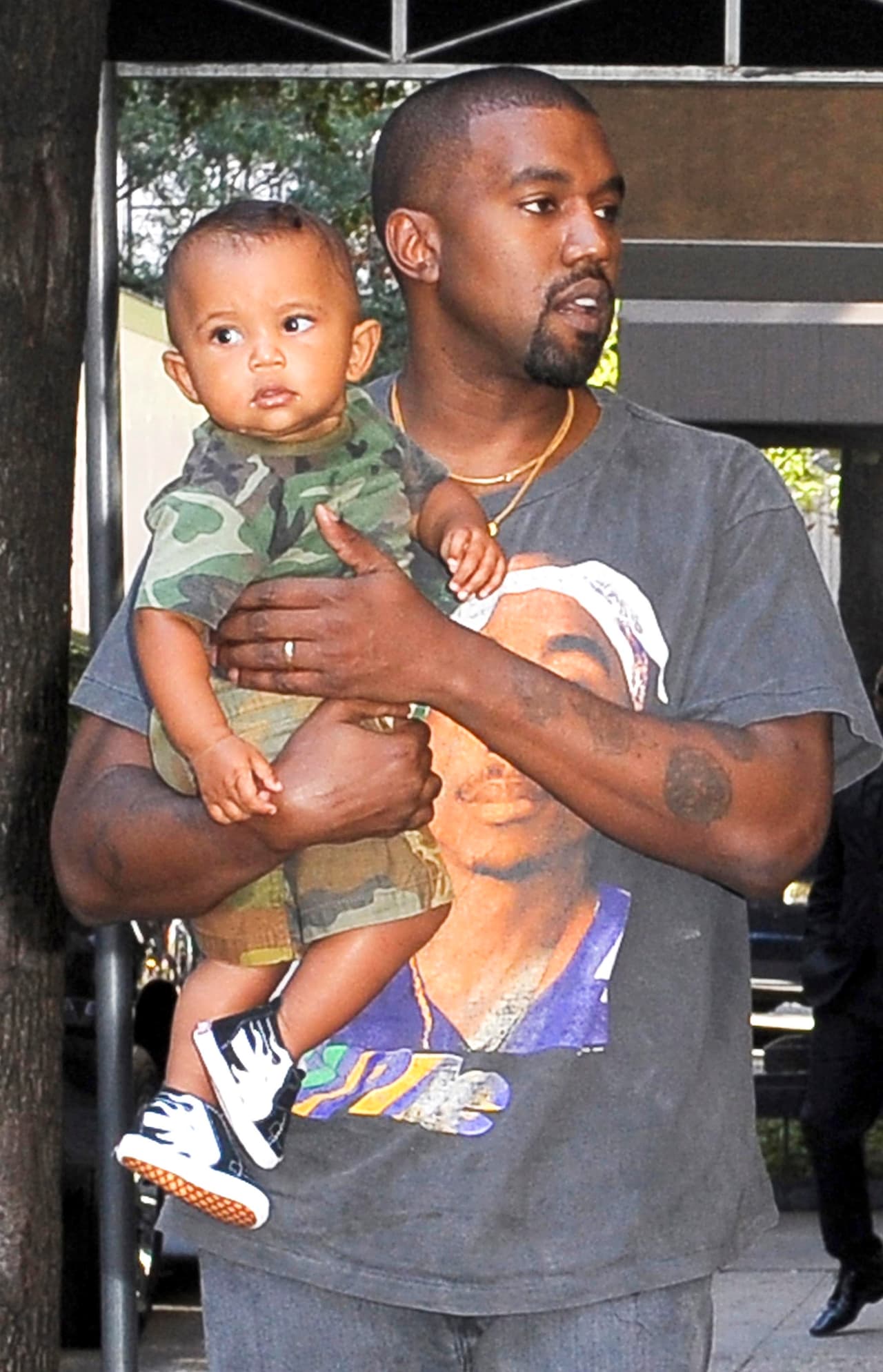 El que no se molesta con los fotógrafos es Saint.