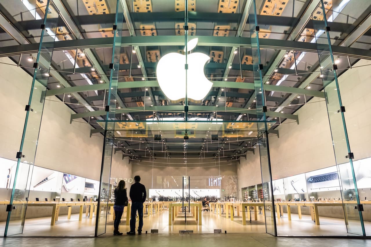 <b>Apple | </b>El viernes la apertura de las tiendas en las distintas locaciones variará.
<a href="https://www.apple.com/retail/"><u>Se puede consultar</u></a> en el sitio web de Apple.