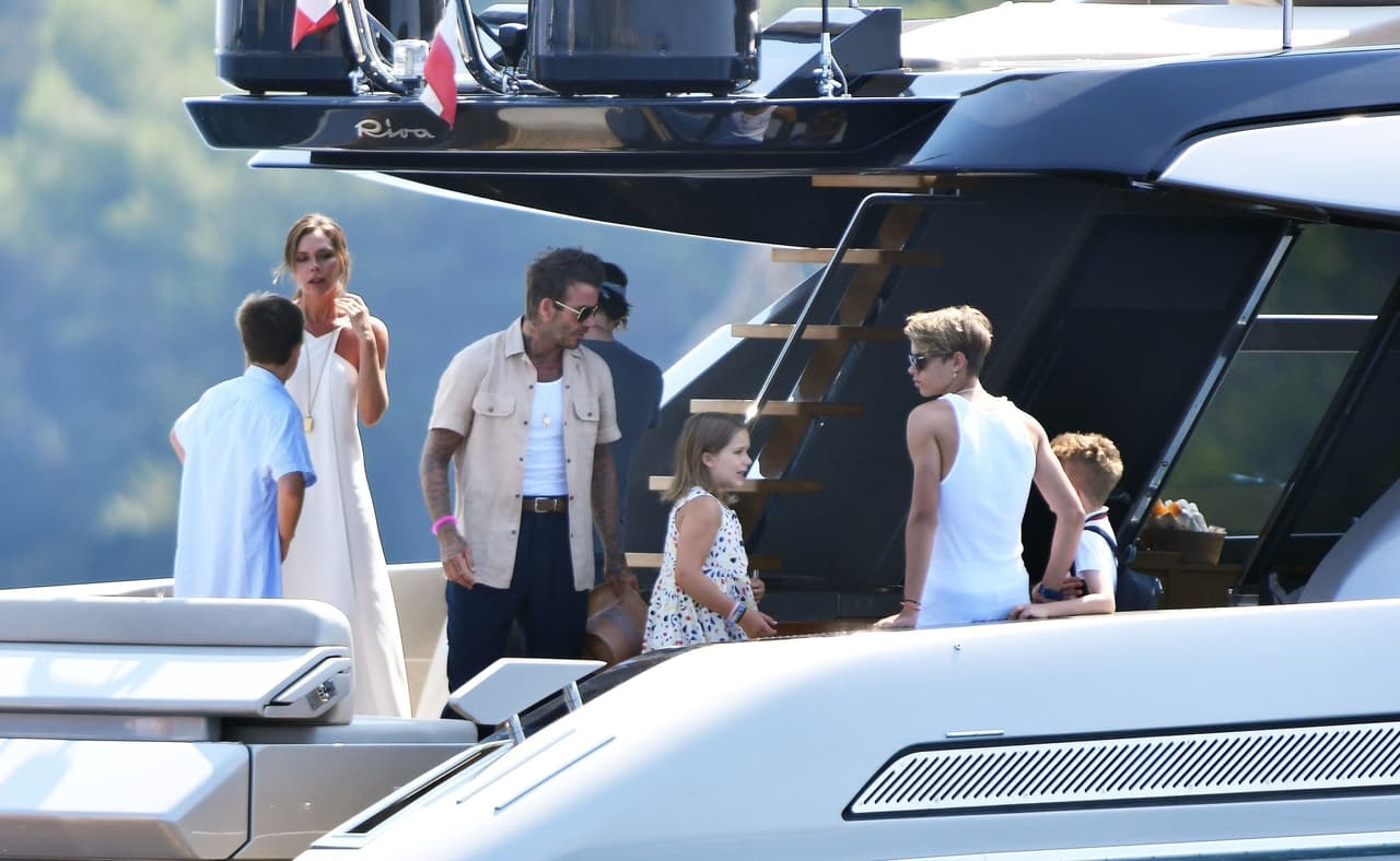 Temprano este domingo, el matrimonio de 
<b><a href="https://www.univision.com/entretenimiento/victoria-y-david-beckham-sufren-tremendo-susto-luego-que-tres-encapuchados-intentaran-asaltar-su-casa">David y Victoria Beckham</a></b> llegó con sus cuatro hijos al encuentro con sus amigos, el cantautor 
<b>Elton John</b>, su marido 
<b>David Furnish</b> y los dos hijos de ambos. Todos subieron a un yate de lujo y pasaron el día navegando por el sur de Francia.