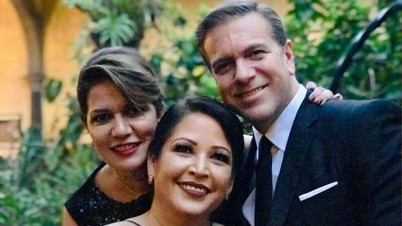 Raúl Peimbert, el presentador titular de Univision 45, con sus hermanas Aura y Verónica.