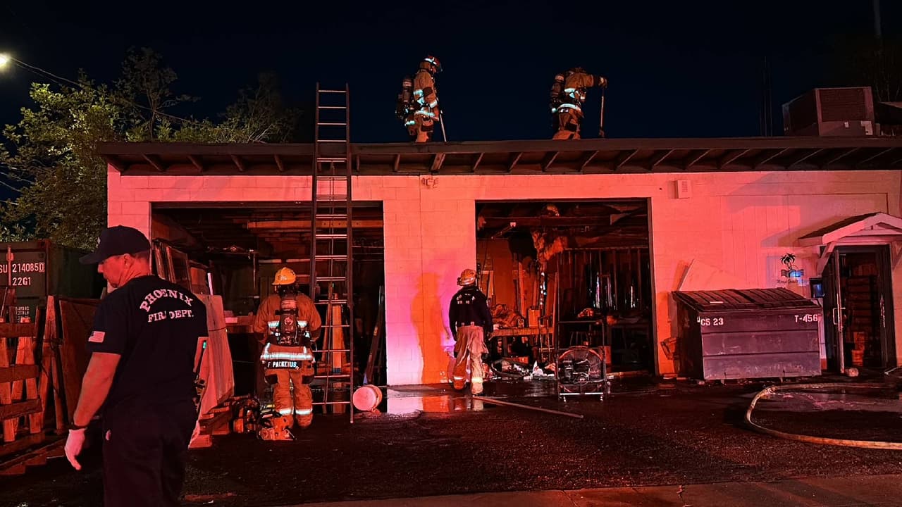 No se reportaron heridos en el lugar y los investigadores están investigando el origen y la causa de lo que provocó el incendio del remolque.