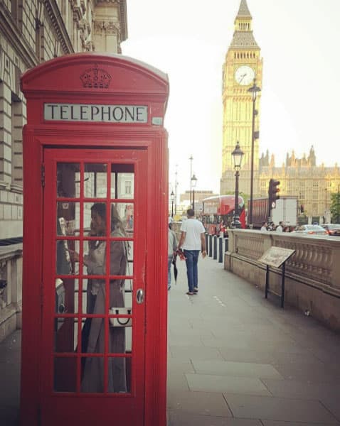 No podía faltar la foto en las icónicas casetas telefónicas rojas.