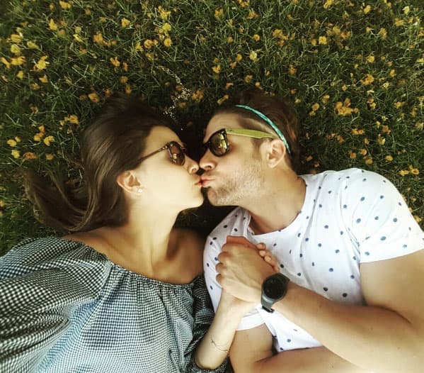 Ellos son tan adorables y románticos el uno con el otro, que muchos se mueren de la envidia por tanto amor que se profesan.