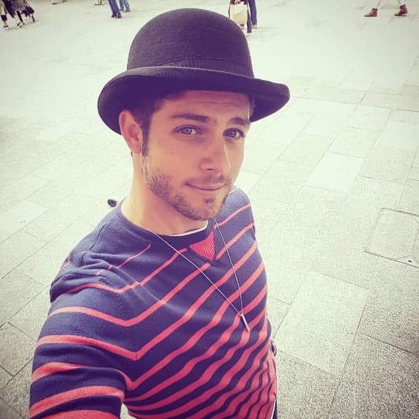 ¡Qué guapo luce Horacio con ese típico sombrero londinense! ¿No les parece?