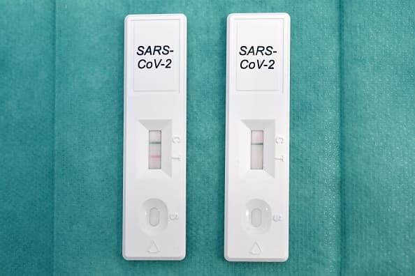 Tener en casa pruebas rápidas para el covid-19 nos ayudó a ganar tiempo y detectar algunos contagios, pero sí hubo algunos falsos negativos en nuestra familia.