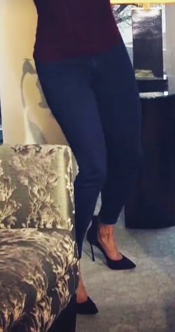 Para la entrevista
<b><a href="https://www.univision.com/shows/el-gordo-y-la-flaca/la-anecdota-de-los-jeans-que-lili-estefan-uso-para-entrevistar-a-michelle-obama-por-solidaridad-femenina-video">Lili vistió unos jeans y un suéter color vino</a></b>, pero este outfit tiene una explicación, pues durante tres horas ella y su estilista escogieron otro atuendo: "Dijimos no azul, no rojo porque no queremos parecernos a ningún partido político, tiene que ser algo neutro, entonces decidimos vestirme de claro. Llego el lunes a Washington, tratamos de empezar temprano y me hacen maquillaje. Me visto Raúl y de momento hay una llamada del equipo de Michelle, preguntándome qué me iba a poner, eso me pareció raro".
<br>