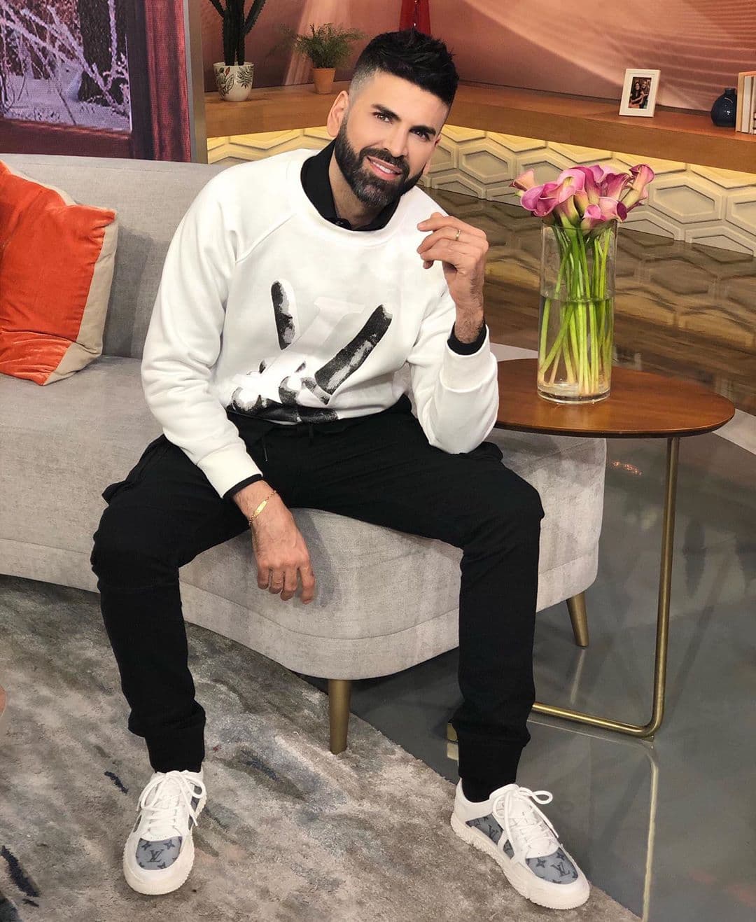 Jomari Goyso mostró que es “buen hijo” al ofrecerle a su madre una singular explicación de lo que es la plataforma Tinder.