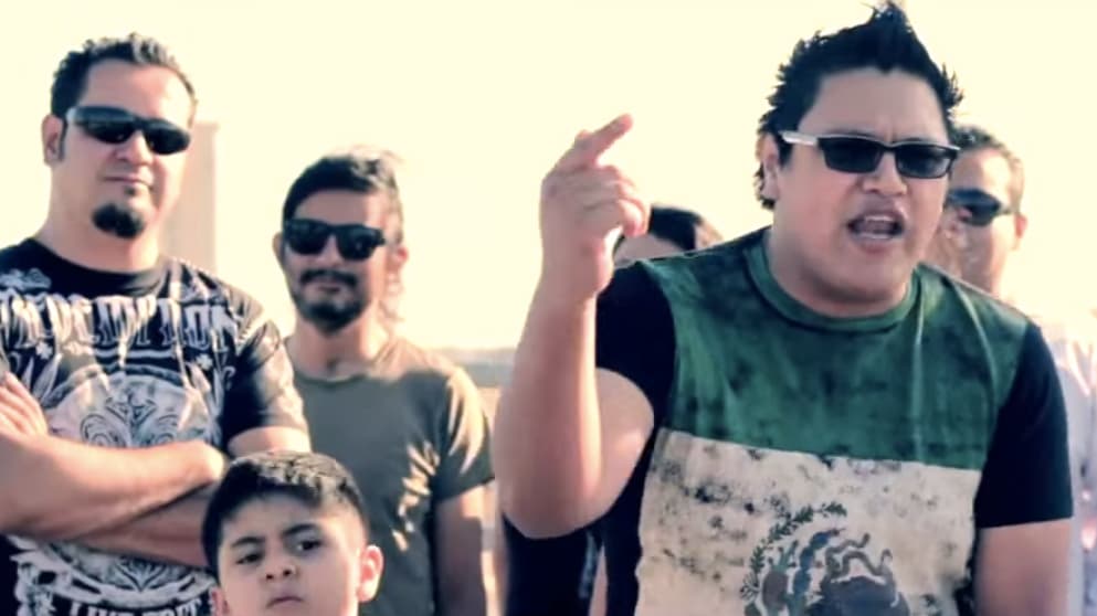 Con música, un joven indocumentado le canta las verdades a Donald "Hitler"