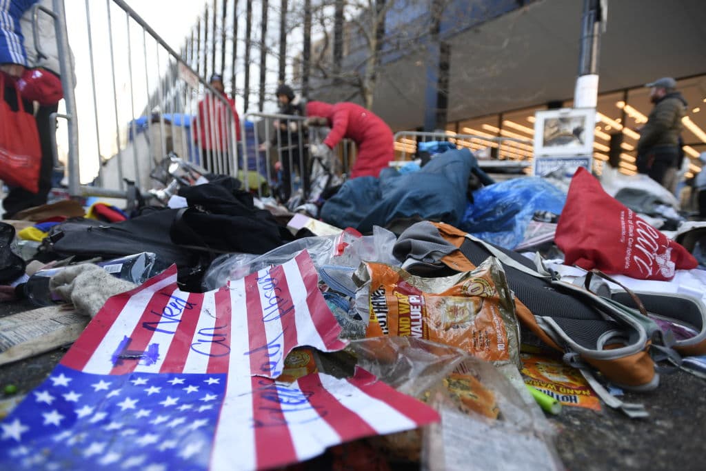 Tras la
<a href="https://www.univision.com/local/washington-dc-wfdc/noticias/politica/toma-posesion-trump-en-unas-horas-donald-trump-asumira-un-segundo-mandato-que-ha-cambiado-desde-primer-gobierno" target="_blank">toma de posesión de Donald Trump</a> en su segundo mandato como el 47.º presidente de los Estados Unidos, las calles de Washington DC lucieron llenas de bolsas y basura.