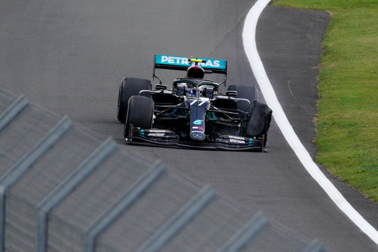 Lewis Hamilton consiguió el primer sitio en el Circuito de Silverstone. Verstappen y Leclerc completaron el podio. Ricciardo y Norris llegaron en cuarto y quito, respectivamente. Stroll, compañero de Checo Pérez, terminó en el noveno puesto. El próximo fin de semana se correrá la carrera del septuagésimo aniversario.