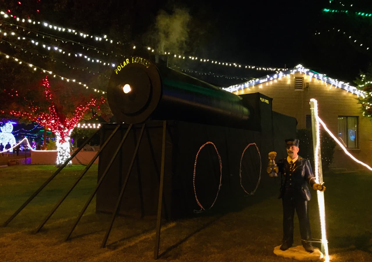 El tren de Polar Express es la decoración de una vivienda que tiene sincronizada la música con otras viviendas de la calle.