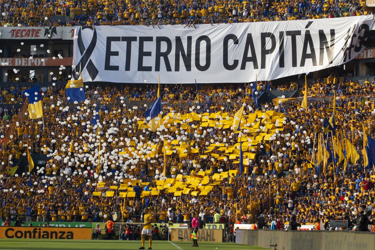 Los fanáticos de Tigres homenajearon en todo el Clásico Regio de Liguilla a Osvaldo Batocletti.