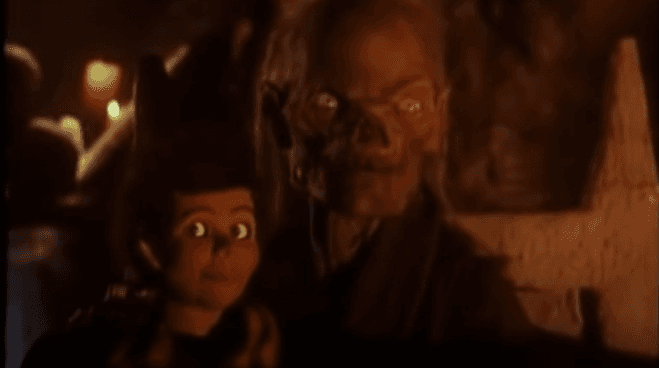 esta serie de animación estadounidense-canadiense, basada en la serie de televisión y de las historietas del autor William Gaines, se estrenó el 10 de junio de 1989. Tuvo un total de 7 temporadas y algunos capítulos populares son: ‘Werewolf Concerto’ ‘El muñeco del ventrílocuo’ ‘Abrada Cadavar’ ‘Los recién llegados’ ‘Y por toda la casa’ y ‘Televisión Terror’.