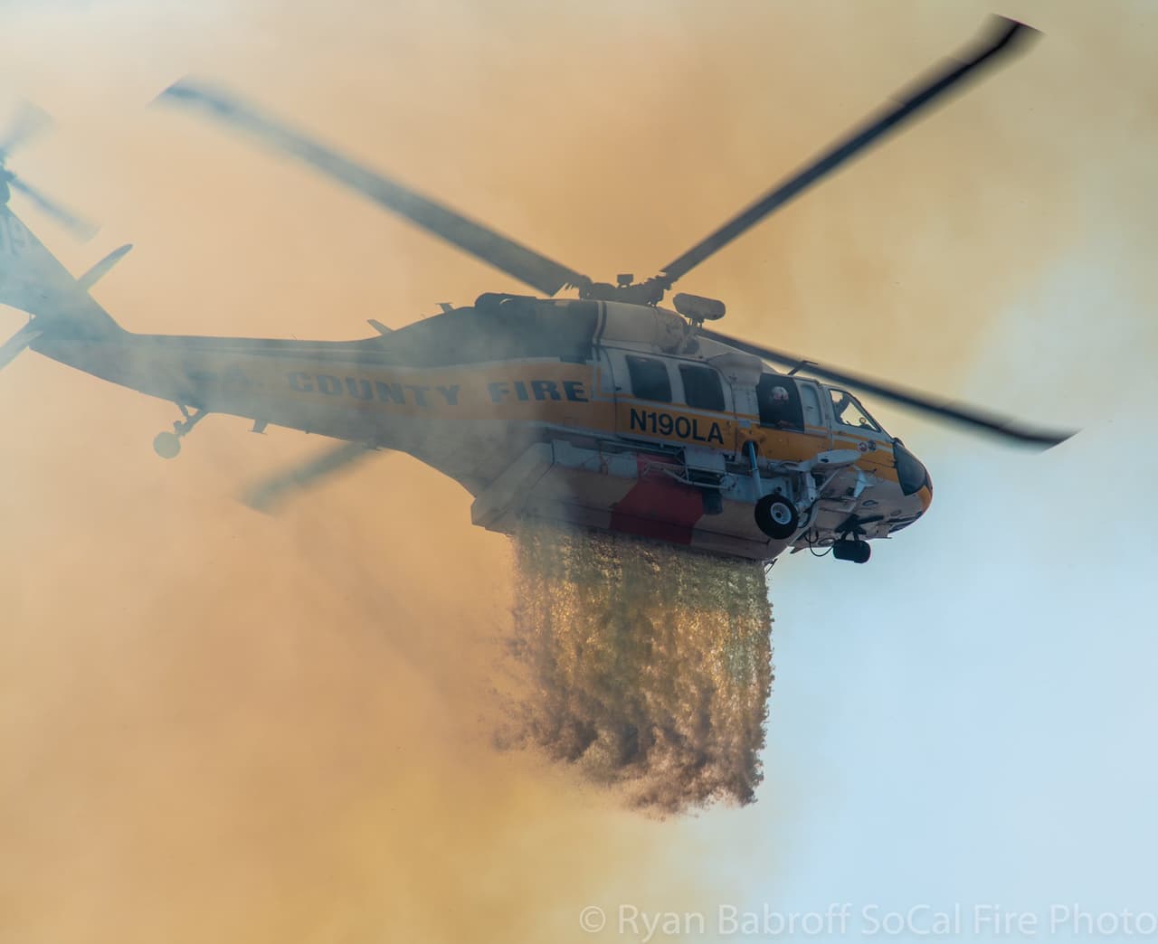 Esta es una toma al momento preciso de una descarga de agua para combatir las llamas que arden en este momento en el sur de California.