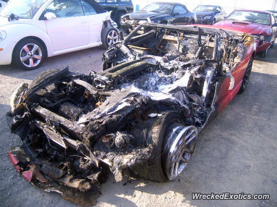 <b>Dodge Viper SRT 10</b>
<br>Por celos, envidia, o simplemente
<b>un desorden mental l</b>levó a alguien a prender fuego a este Viper mientras permanecía estacionado.
