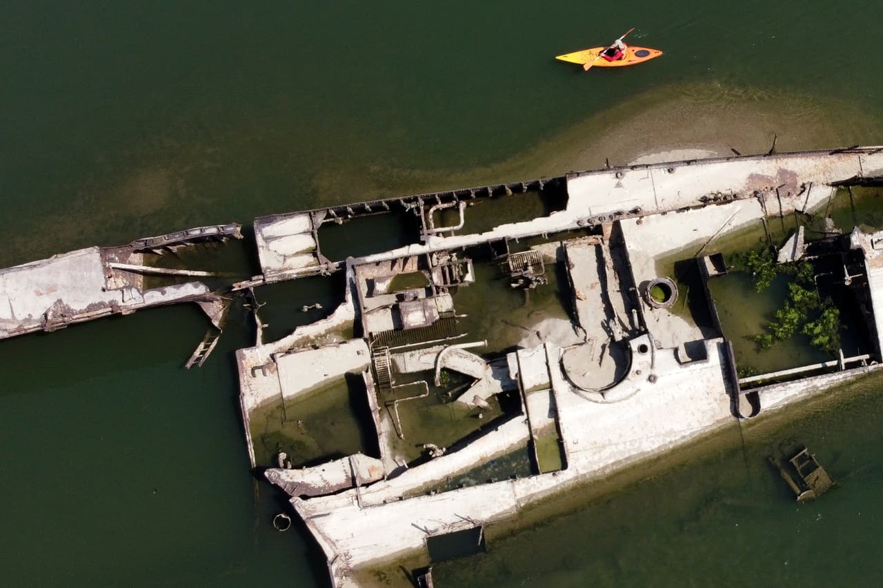 <h3 class="cms-H3-H3"><b>Buques de la Segunda Guerra Mundial en el Danubio</b></h3>
<br>
<b> </b>
<br>Europa también está sufriendo una sequía histórica y los expertos estimaron esta semana que es la peor del continente en 500 años.
<br>
<br>El Danubio, el segundo río más largo del continente, ha caído a uno de sus niveles más bajos en décadas, por lo que dejó al descubierto docenas de buques de guerra alemanes que se hundieron durante la Segunda Guerra Mundial y todavía están cargados de explosivos.