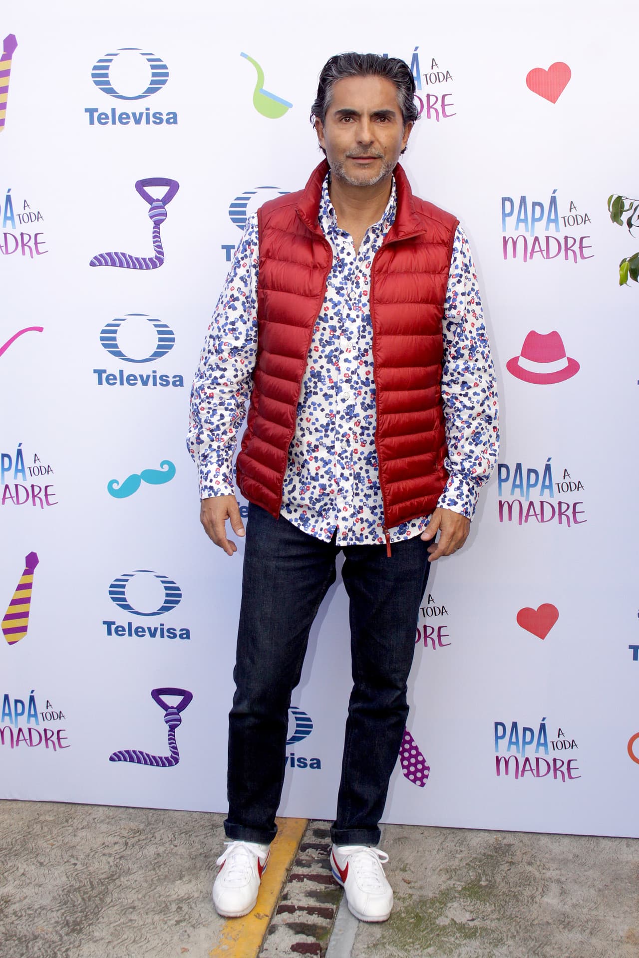 Sin lugar a dudas la sorpresa de esta historia fue el regreso de 
<b><a href="http://www.univision.com/temas/raul-araiza">Raúl Araiza</a></b> a la actuación, pues después de dedicarse por 9 años a la conducción de diferentes programas, ahora vuelve con un personaje que tendrá que atender una casa y hacerse responsable de sus hijos, esto mientras su mujer trabaja y aporta el dinero a la familia.