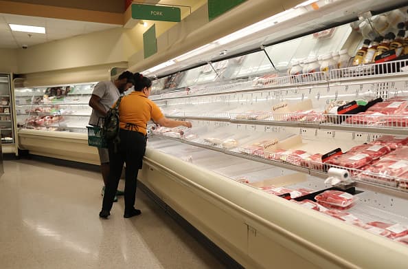 Las personas mayores y los problemas respiratorios deberían quedarse en casa tanto como sea posible y estar preparados para hacerlo por un período de tiempo, recomiendan los CDC. Si bien la agencia no especifica cuánto tiempo las personas en riesgo deben esperar quedarse en casa, las cuarentenas duran 14 días como mínimo