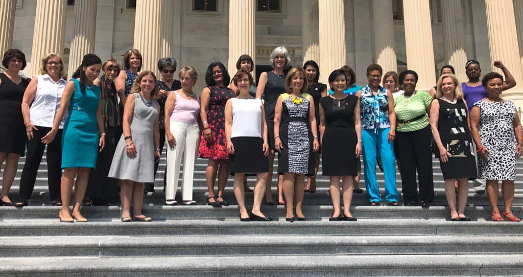 "Las mujeres demócratas celebramos el derecho de las mujeres a llevar sus brazos desnudos", con esa consigna Jackie Speier compartió esta foto de un grupo de representantes que se reunió hoy frente al Capitolio.
