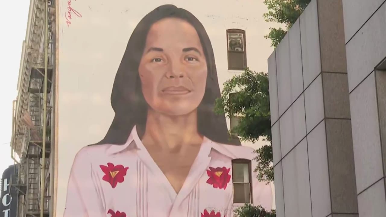 Comunidad y líderes rinden homenaje a Dolores Huerta con un altar de día de muertos en monumental mural