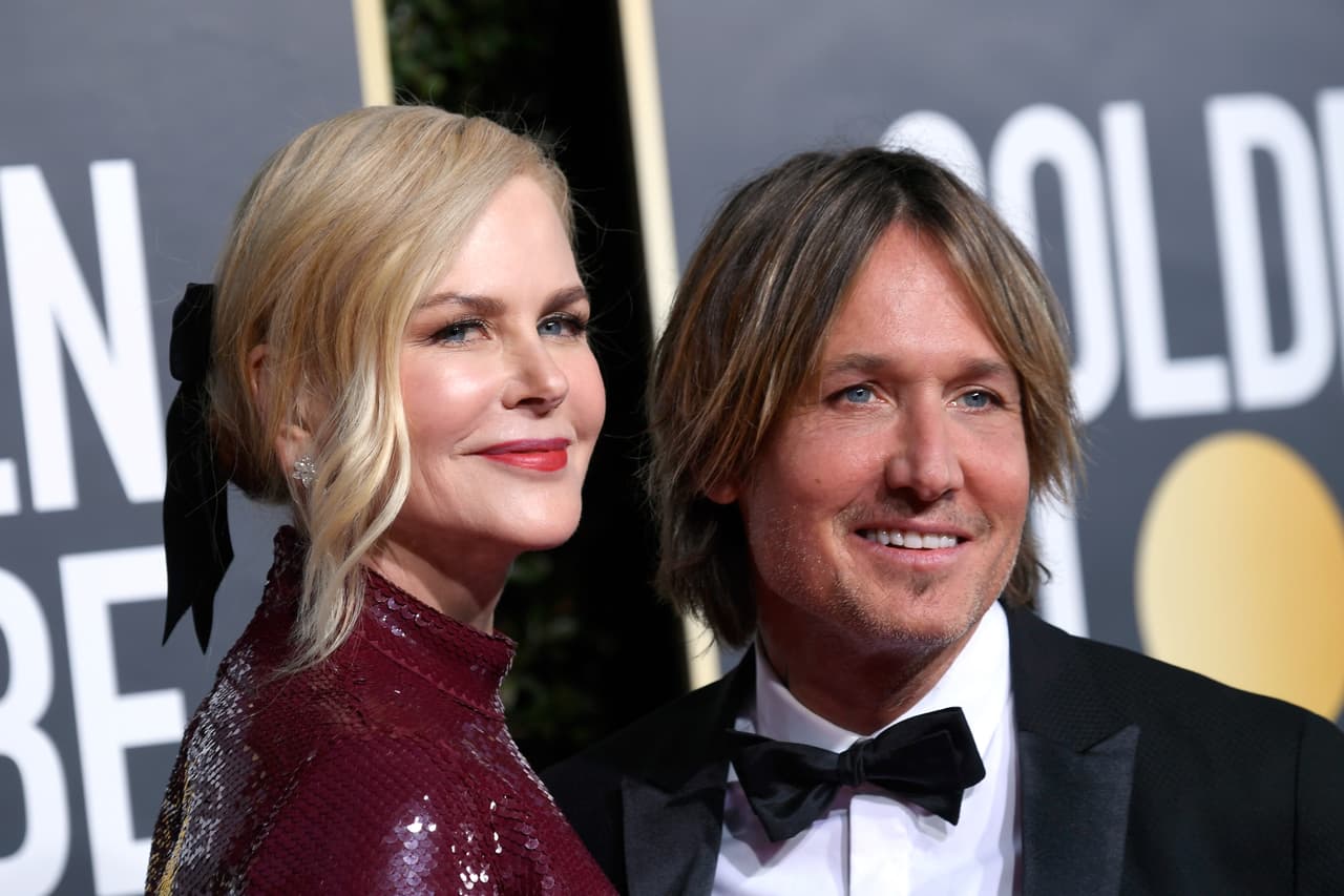 Nicole Kidman llegó acompañada de Keith Urban, luciendo un sencillo vestido de lentejuelasde Michael Kors, dando un toque con un lazo de terciopelo negro en el recogido de su cabello.