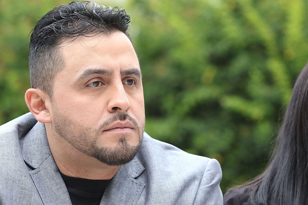 Su tío Juan Rivera dejó claro que no pretende leerlo, pero afirmó que en una ocasión sí habló con su sobrina sobre las 
<b><a href="https://www.univision.com/famosos/chiquis-rivera-libro-juan-rivera-confirma-presunto-consumo-drogas-lorenzo-mendez">supuestas adicciones y actitudes</a> que Lorenzo Méndez tenía</b>, tema que se detalla en el escrito.
<br>