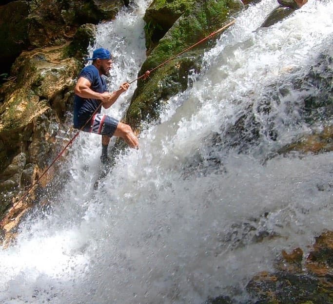 Después, el actor de 
<b><a href="https://www.univision.com/entretenimiento/chismes/ashley-tisdale-y-zac-efron-tienen-un-romance" target="_blank">'High school musical'</a></b> se dirigió 
<b><a href="https://www.univision.com/shows/la-banda/zac-efron-participa-en-triatlon-por-una-buena-causa-fotos#736f50270001" target="_blank">en una canoa </a></b>hasta una aldea de nombre Kamanibt. También estuvo en otra localidad, Yanchan, donde según el diario, fue testigo de una ceremonia de corte de piel.