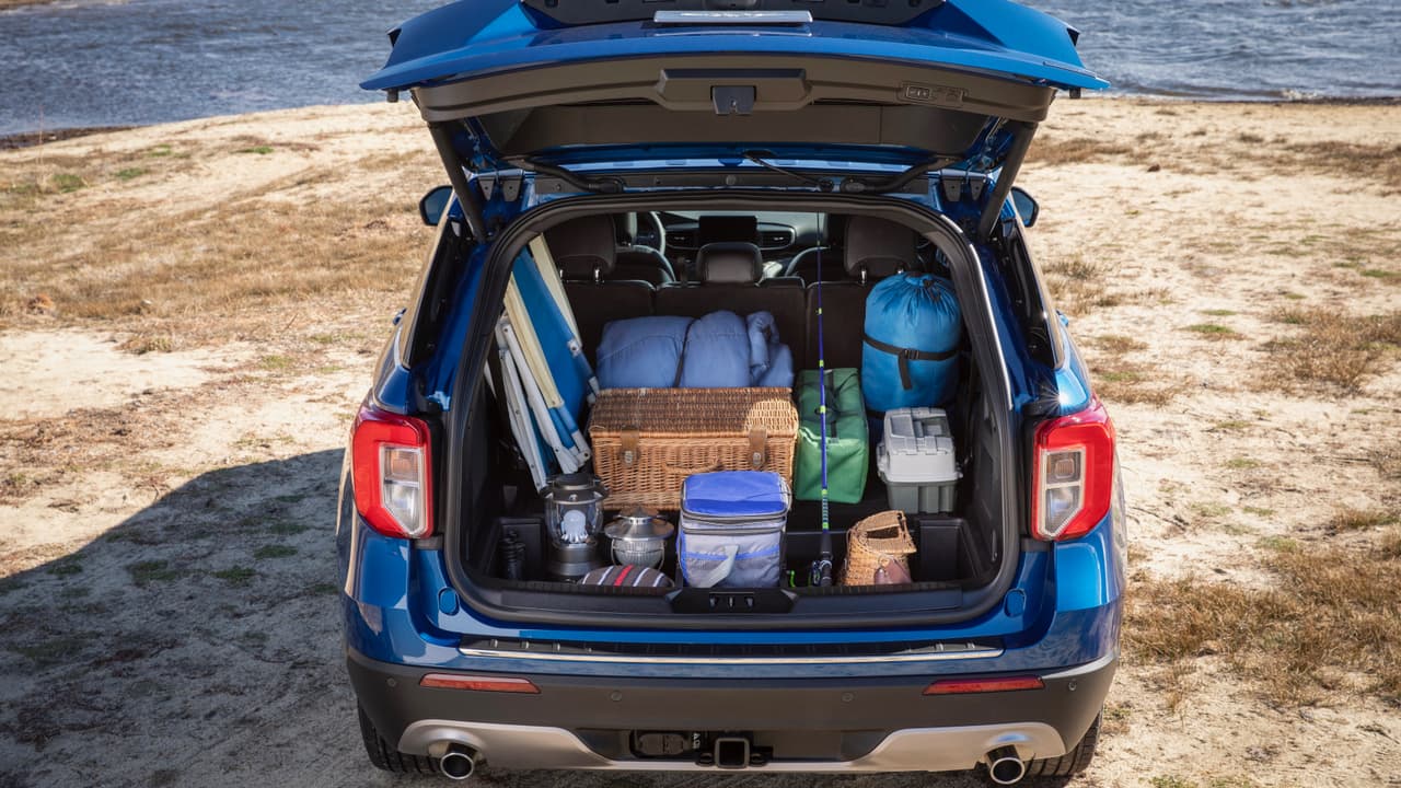 <h3 class="cms-h3-H3">Ford Explorer Hybrid 2020</h3>
<br>Bill Gubin, el jefe de ingeniería de la Ford Explorer, explica que "la falta de espacio en los autos híbridos es cosa del pasado". Su nueva batería de iones de litio enfriada por fluidos está construida dentro del chasis del vehículo por lo que no resta espacio del área de carga.