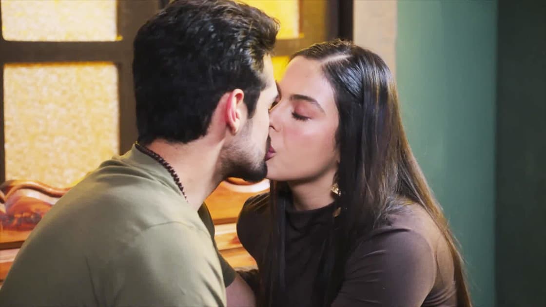 Rosa besa a Luis Ernesto | Mi Rival | Capítulo 35