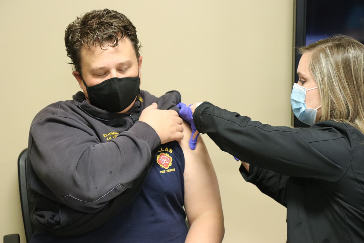 Representantes dijeron que la meta es vacunar a 250 trabajadores por día, entre ellos Policías de Dallas, Bomberos y Marshalls.
<br>