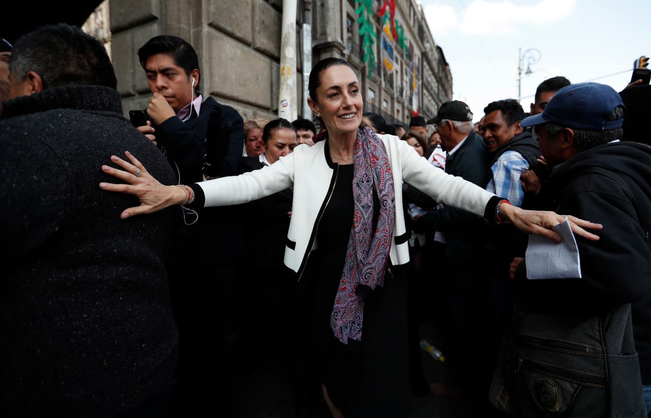 El
<b>5 de diciembre de 2018,</b> la doctora Claudia Sheinbaum tomó protesta como jefa de Gobierno de la Ciudad de México y desde entonces fue una de las mujeres más prominentes de la política mexicana. Ese día lució un vestido negro con un ensamble blanco con negro, parecido al estilo de la casa Chanel.