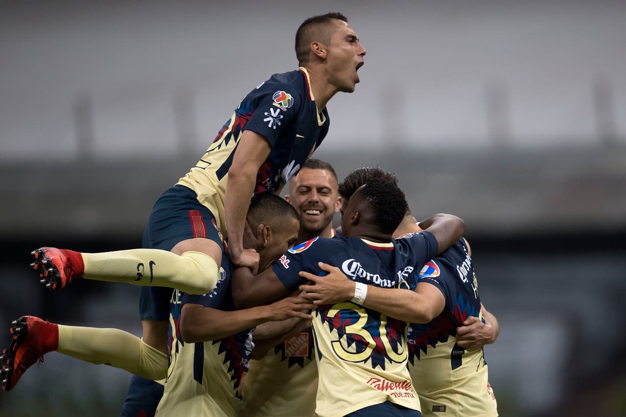 Pero al chico lo volvió a buscar Rosello, Henry entonces puso de condición ir directo al primer equipo y para su sorpresa la respuesta fue sí. Hizo la pretemporada del Apertura 2013 y Ricardo Valiño, el entonces técnico del conjunto, lo colocó luego de titular.