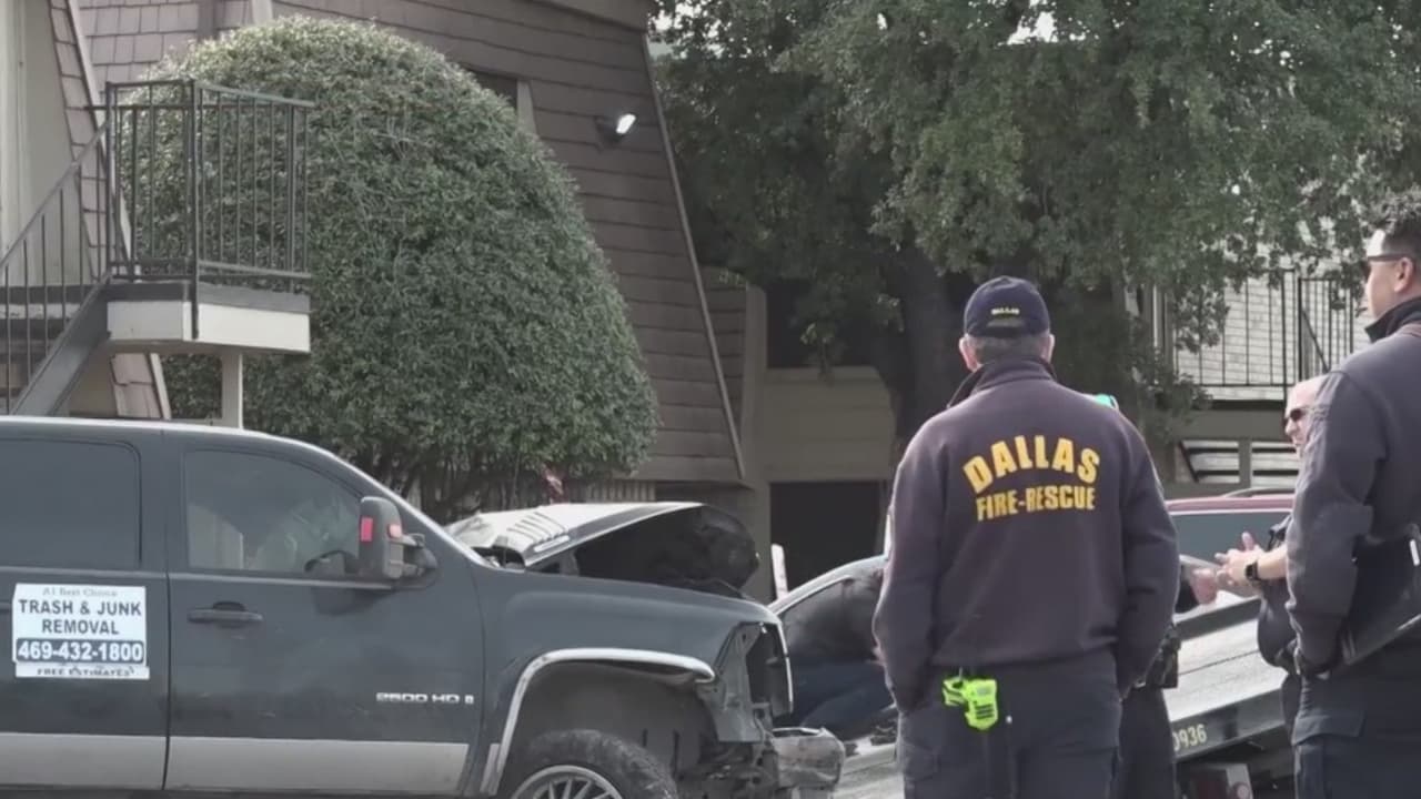 Un hombre resulta herido tras chocar su camioneta contra unos apartamentos