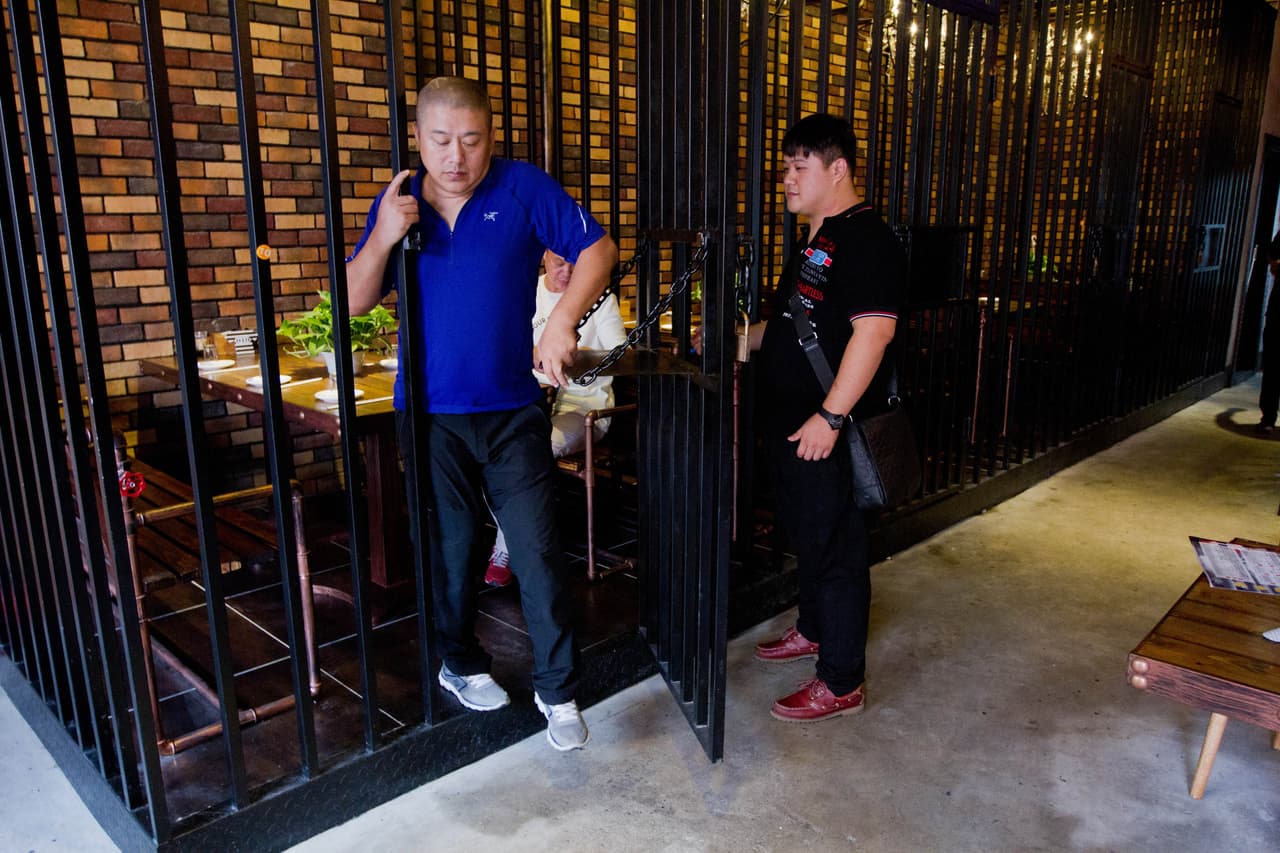 Si tienes que salir al baño o por alguna razón, el guardia debe abrirte la puerta.