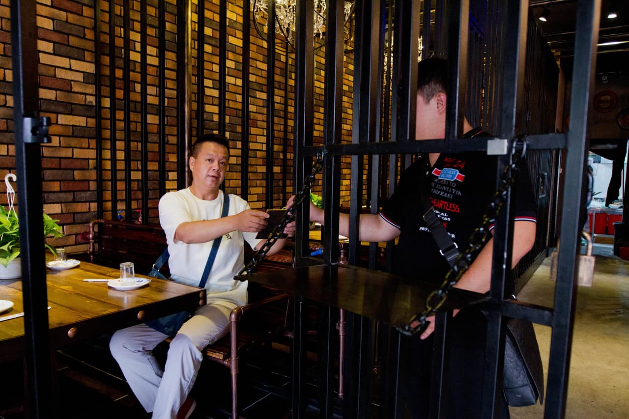 El dueño ha dicho que uno de los objetivos de este restaurante temático es que los comensales valoren su libertad.