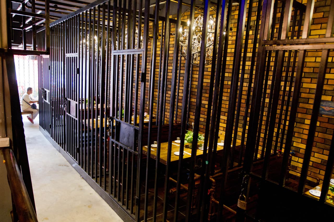 Las celdas tienen escotillas por donde los meseros llevan los platillos a los comensales.
