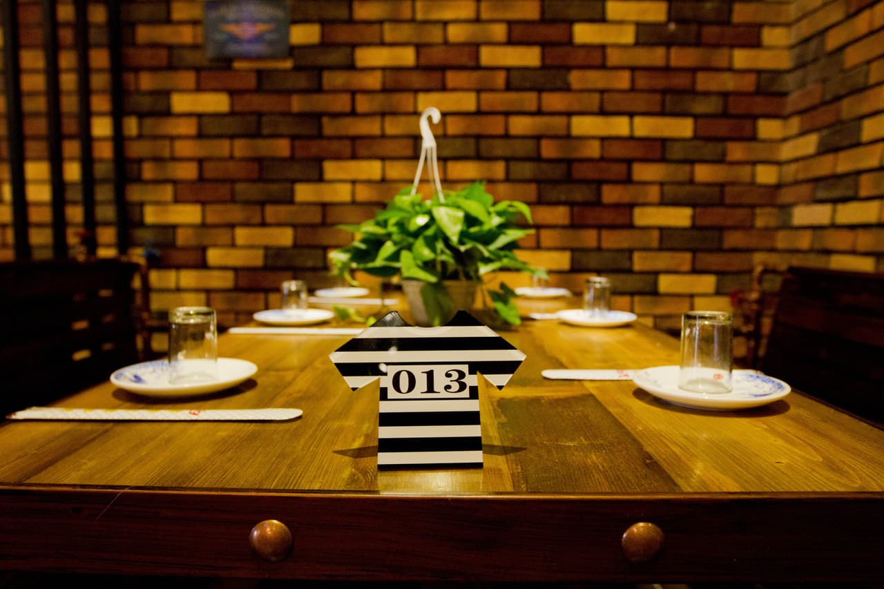 A diferencia de una prisión real, aquí puedes comer en una mesa limpia y con una vajilla más que linda.