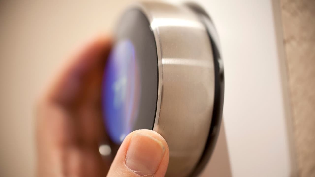 <b>Ajusta el termostato.</b> Mantener la misma temperatura en el termostato durante el día y la noche, también reduce el riesgo de tuberías congeladas. Durante los días de frío extremo, esto puede ayudar a reducir el esfuerzo en la caldera.
<br>