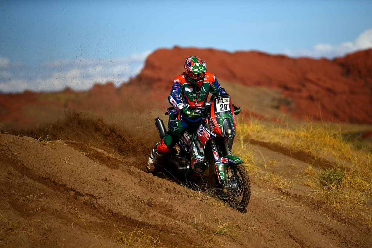 El rally Dakar es la primera gran competencia del año en automovilismo y motociclismo, en recorridos por lugares desérticos en los que los competidores incluso arriesgan su vida. En medio de esa exigencia, la belleza de la naturaleza, multicolor y diversa, adorna la carrera en Suramérica.
