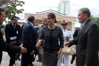 Temen por la vida de quien lanzó cal al rostro de una funcionaria en Guatemala