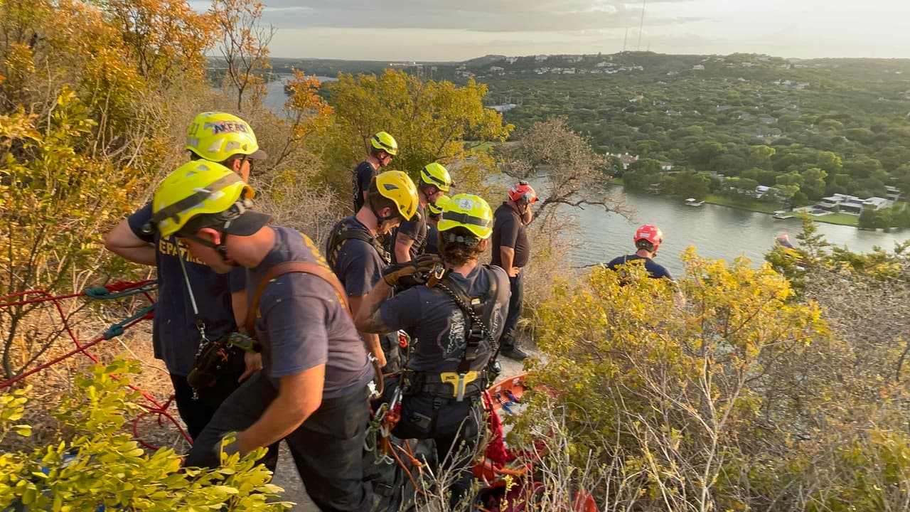 Descubren un cadáver mientras buscan a una persona que se cayó de popular acantilado en Austin