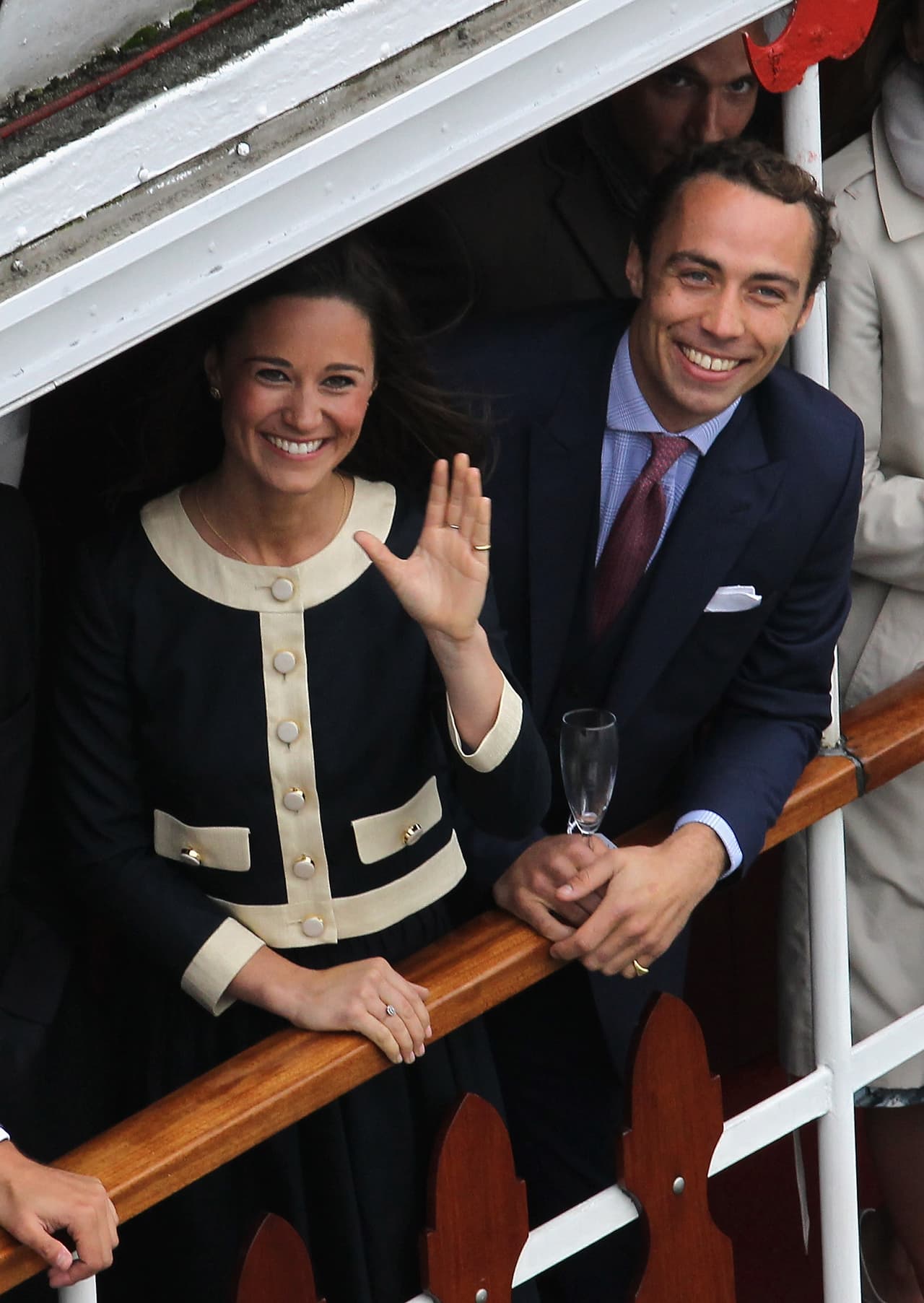 Además de otros nombres, hasta los hermanos de Middleton, 
<a href="https://www.univision.com/entretenimiento/realeza/la-hermana-de-kate-middleton-tendra-un-titulo-nobiliario-aunque-no-pertenece-a-la-realeza"><b>Pippa</b></a> y 
<a href="https://www.univision.com/entretenimiento/chismes/james-middleton-ser-hermano-de-catalina-es-frustrante"><b>James</b></a>
<b>,</b> superan a Meghan Markle en las apuestas (ambos 10/1), así como la hermana de Lady Diana, 
<b>Lady Jane Fellowes</b> (6/1), quien ofreció un mensaje durante la boda, el pasado 19 de mayo.