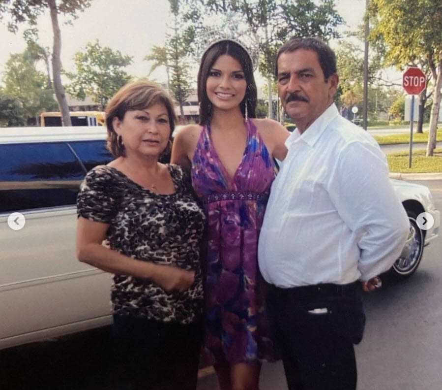 Solo horas antes de que ella diera a conocer la partida de su abuela, había compartido en Instagram un par de imágenes en sus historias honrando la memoria de su papá.
<br>