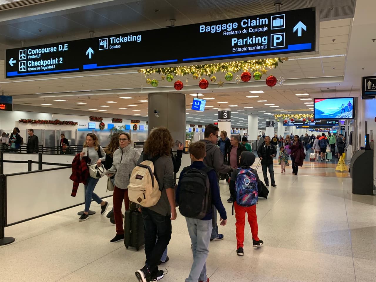 Reabre el aeropuerto de Fort Lauderdale tras cientos de vuelos retrasados por inundaciones
