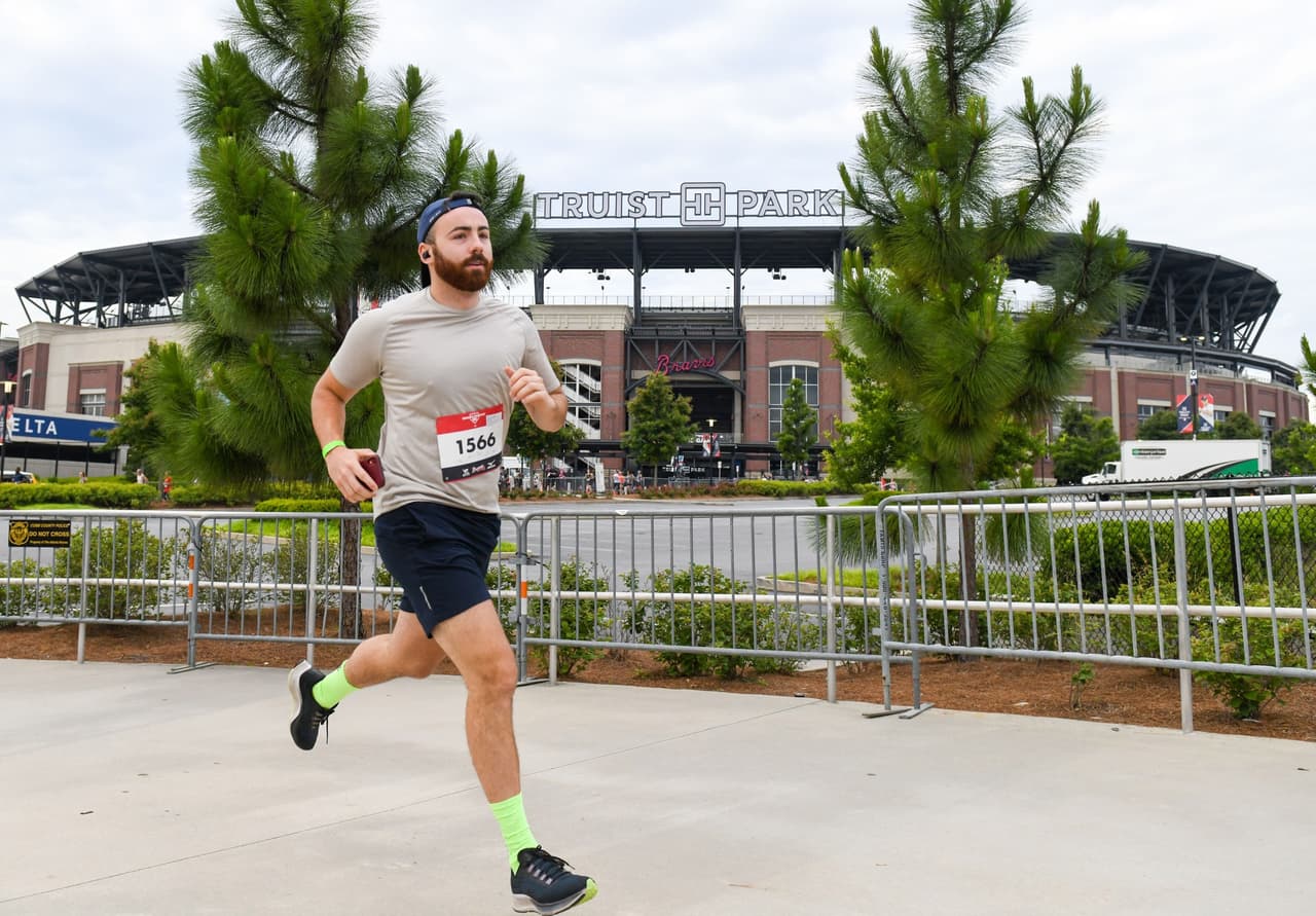 <b><a href="https://www.atlantatrackclub.org/2022-braves-country-5k-dash">2022 Braves Country 5K & Dash (11 de junio)</a></b>. Correrás por las calles que rodean Truist Park, antes de regresar al estadio para cruzar la línea de meta en el campo. Este es un evento familiar que ofrece a los niños la oportunidad de participar en el Dash (menores de 7 años). Los participantes de Dash recibirán una camiseta de manga corta.