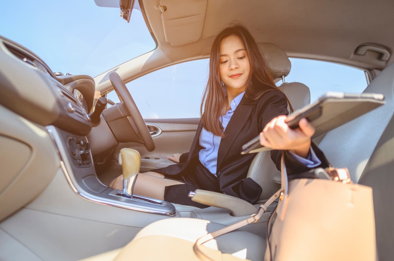 <b>Traslado ida y vuelta al trabajo</b>.
<br>
<br>Los costos de conducir su automóvil hacia y desde el trabajo, incluso si es un viaje corto, definitivamente se acumulan con el tiempo. Según HowMuch.net, citado por el portal financiero GoBankrates, en promedio, 
<a href="https://www.gobankingrates.com/money/financial-planning/how-much-youre-saving-still-working-from-home/"><u>los viajeros gastan entre 2,000 y 4,000 dólares al año</u></a> solo en costos de transporte.
<br>
<br>La mayoría de las empresas que no ofrecían trabajo a distancia antes de la pandemia tampoco tenían una política con respecto a los salarios y las ubicaciones para estos trabajadores. Ahora, muchas compañías están anunciando recortes salariales inevitables para los trabajadores remotos que se muden a diferentes partes del país.
<br>