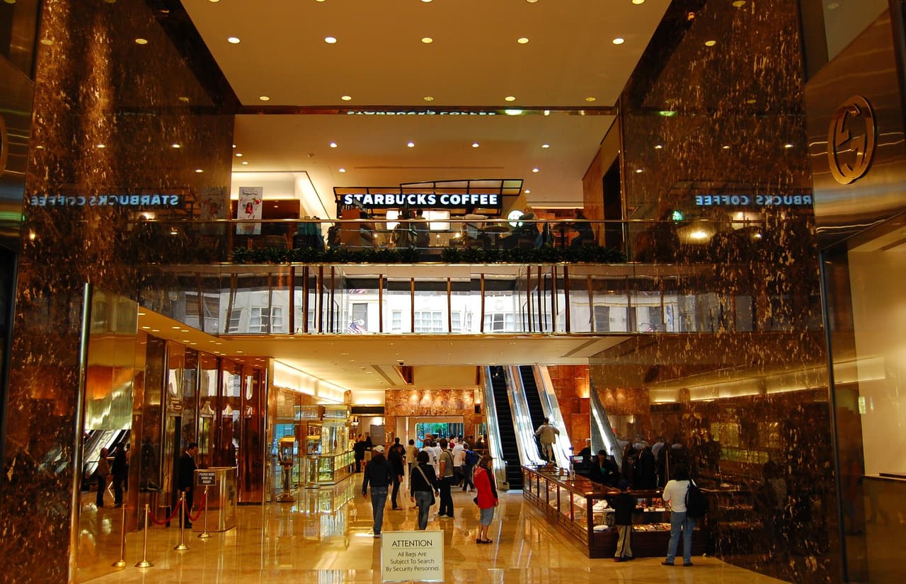 En el lobby del edificio hay varios negocios, entre ellos ‘Trump Bar’. Este fue un lugar de reunión de sus partidarios durante las elecciones del 8 de noviembre.