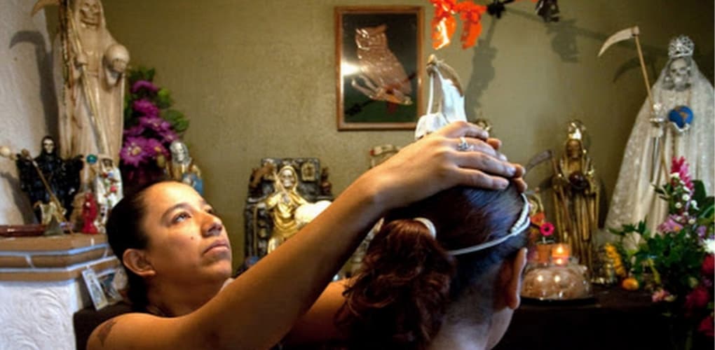 Pero no solamente criminales y suicidas. El sacrificio de personas también es una práctica de la devoción a la Niña Blanca.