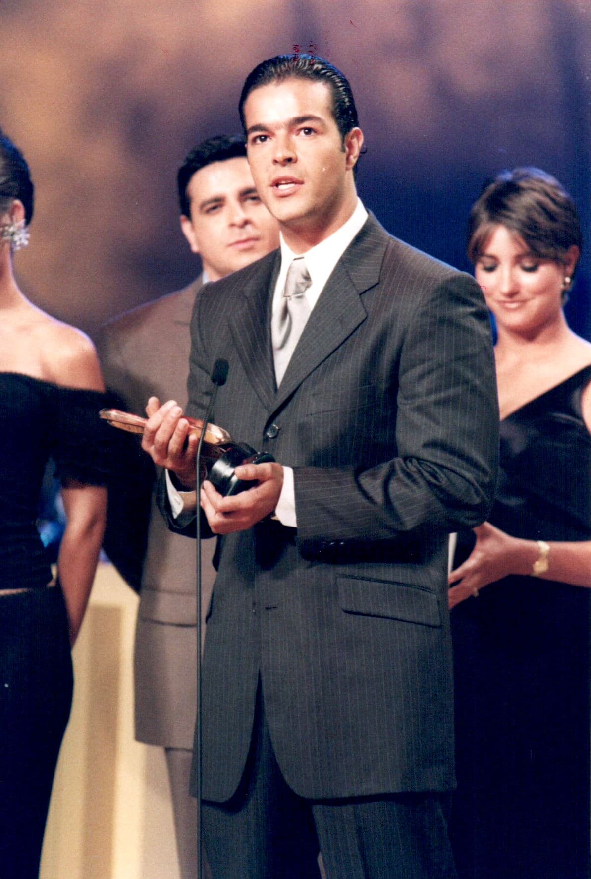 La Revelación del Año en la categoría Regional Mexicana fue Pablo Montero. El joven actor y cantante mexicano tenía entonces veinticuatro años. Su álbum debut 'Pablo Montero', salió ese mismo año. Además, fue parte de la telenovela 'Vivo por Elena' (1999).