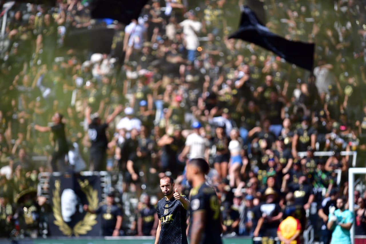 La afición, pese a la derrota de LAFC, se mantuvo con el club hasta el final del encuentro, sabiendo que les harían entrega de su segunda Supporters' Shield de su historia.Foto: Gary A. Vasquez/Gary A. Vasquez-USA TODAY Sports